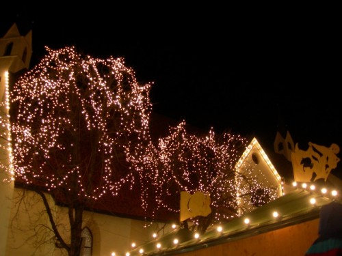 Vipiteno - La chiesa dello Spirito Santo "coperta" di luci natalizie 