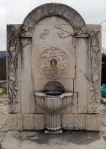 fontana del 1903 presso il cimitero di Vinchiaturo