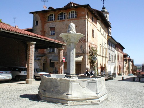 Saluzzo - fontana della Drancia versione estiva Saluzzo - fontana della Drancia versione estiva