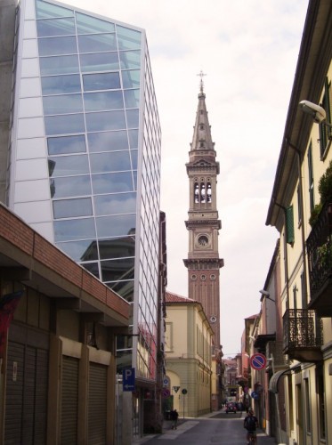 Alessandria - campanile Duomo contro il moderno!