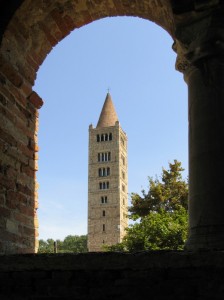 Il campanile, la sua cornice