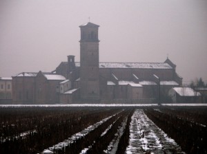 Tra campi innevati, pioggia e nebbia, ecco l’Abbazia di Chiaravalle della Colomba
