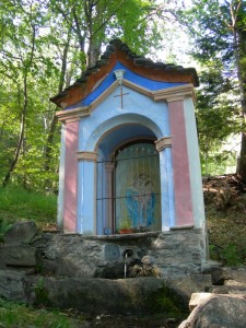 Fontanella con edicola nel bosco