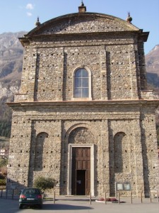 chiesa parrocchiale con sassi a vista