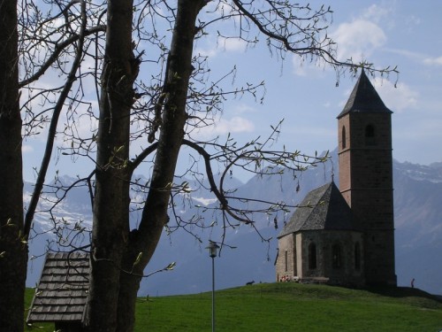 Avelengo - IL SILENZIO DELLA MONTAGNA E LO SPIRITO DELL'UOMO Avelengo - IL SILENZIO DELLA MONTAGNA E LO SPIRITO DELL'UOMO
