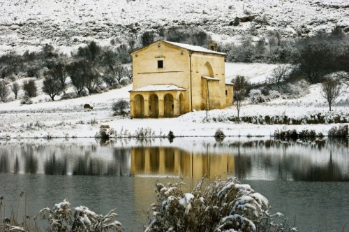 Santo Stefano di Sessanio - Riflessi nel Lago della Chiesetta della Madonna delle Grazie