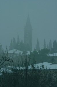 campanile nella nebbia