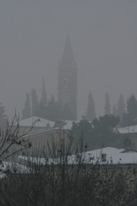 campanile nella nebbia