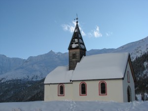 Chiesa ai piedi del ghiacciaio