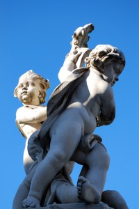 L’abbraccio di due angeli in una bellissima citta’