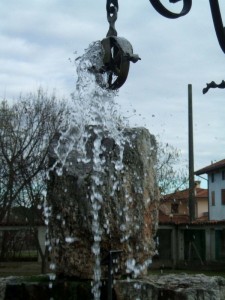 L’acqua del pozzo inonda la pietra…