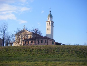 chiesa di Giavera con prato
