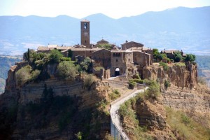 il campanile che domina la” citta che muore”