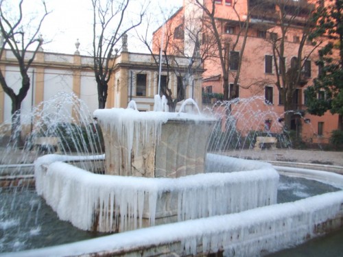 Rovigo - Fontana piazza Merlin tutta ghiacciata