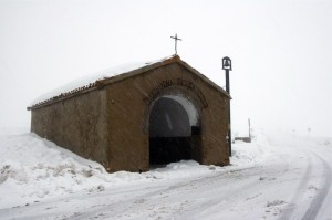 Chiesa della Madonna della icona sotto una tempesta di neve
