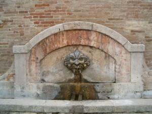 ” Lu Maschero’ ” simbolo della contrada pila