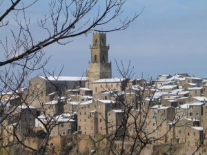 La cattedrale di Pitigliano in una bianca giornata d’inverno