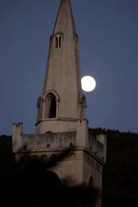 sorge la luna dietro il campanile di san rocco