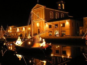 Il duomo di notte con il presepe