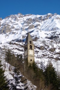 Il campanile di San Bartolomeo domina su Sambuco