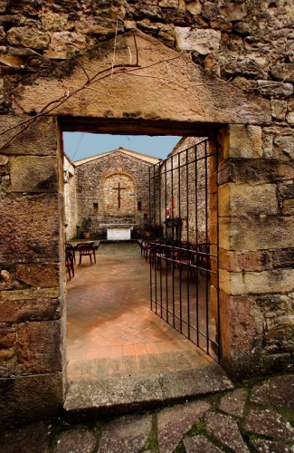 Buti - La chiesa "senza tetto" Entrata post. Buti - La chiesa "senza tetto" Entrata post.