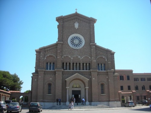 Anzio - La basilica di Santa Teresa di Gesù Bambino