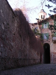 il campanile dietro le case