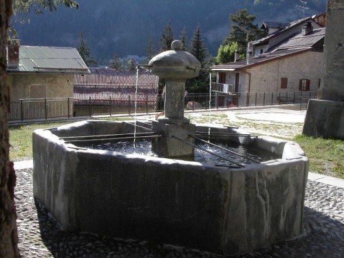 Cesana Torinese - Cesana Torinese, fontana ottagonale inpietra