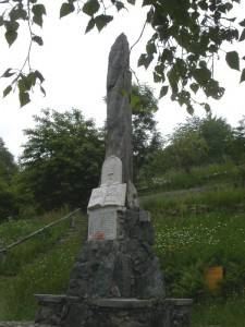 Angrogna, frazione Serre, stele di Chanforan, dove nel 1532, durante il Sinodo, i Valdesi aderirono alla Riforma protestante
