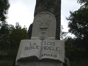Angrogna, frazione Serre, particolare della stele di Chanforan, dove nel 1532, durante il Sinodo, i Valdesi aderirono alla Riforma protestante