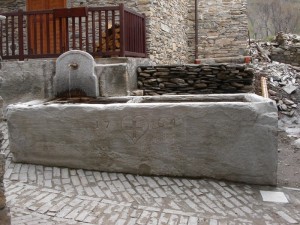 Balboutet, frazione di Usseaux, Val Chisone, fontana in pietra