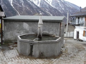 Balboutet, frazione di Usseaux, Val Chisone, fontana ottagonale