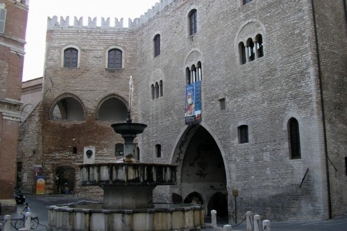 Fabriano - fontana e palazzo della podestà
