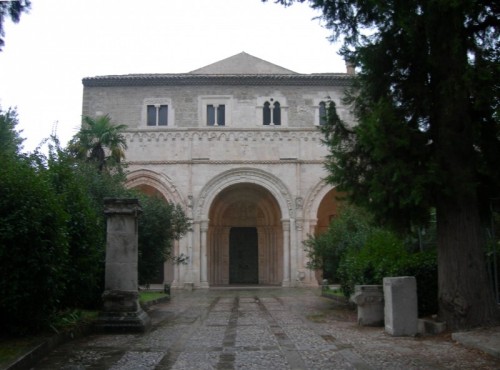 Castiglione a Casauria - La facciata di S.Clemente a Casauria