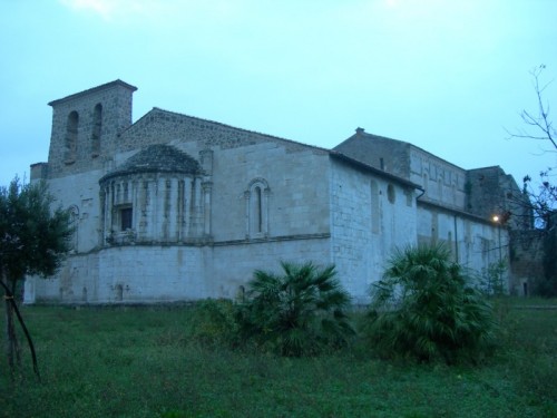 Castiglione a Casauria - L'abside di S.Clemente a Casauria all'imbrunire