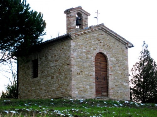 Arcevia - Chiesetta di San Vincenzo, frazione Castiglioni, Arcevia Arcevia - Chiesetta di San Vincenzo, frazione Castiglioni, Arcevia