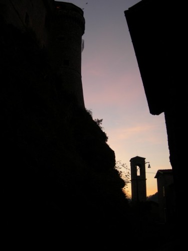 Bardi - Il campanile ai piedi della rocca Bardi - Il campanile ai piedi della rocca