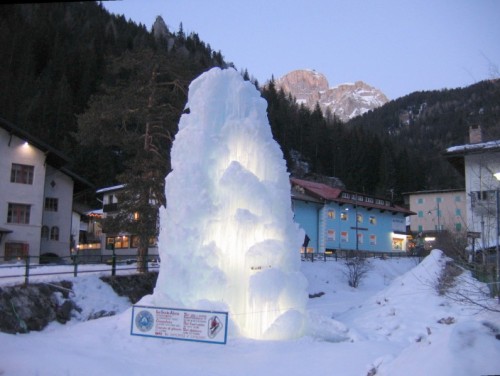 Canazei - lA FONTANA DEL PAESE GHIACCIATA Canazei - lA FONTANA DEL PAESE GHIACCIATA