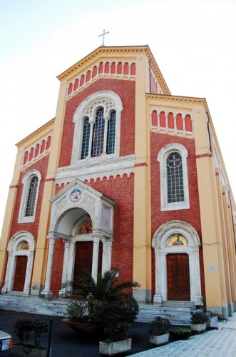 Forte dei Marmi - La Chiesa di San Francesco a Vittoria Apuana