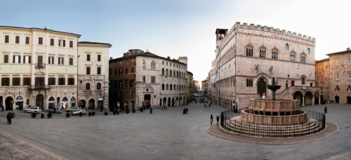 Perugia - La Fontana Maggiore a Piazza IV Novembre Perugia - La Fontana Maggiore a Piazza IV Novembre