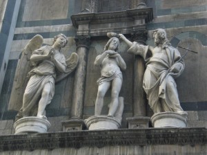 Il battesimo (particolare facciata del battistero)