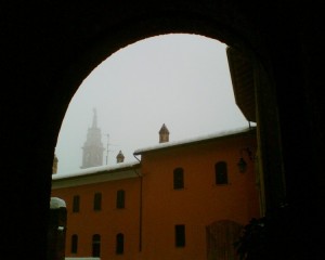 Un campanile nella nebbia