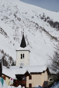 svetta fta le coltri nevose il campanile di San Nicola