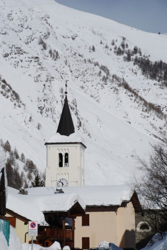 La Thuile - svetta fta le coltri nevose il campanile di San Nicola