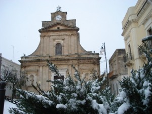 Una chiesa in bianco e nevo