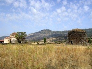 Il nuraghe e la chiesetta