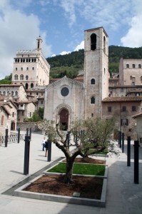 Chiesetta di Gubbio di fronte al palazzo vecchio