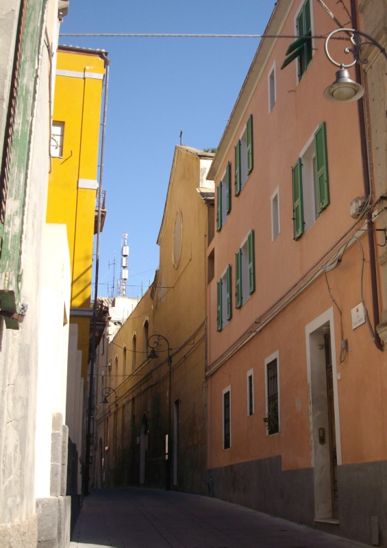 ''mimetizzata tra glia altri edifici'' - Cagliari