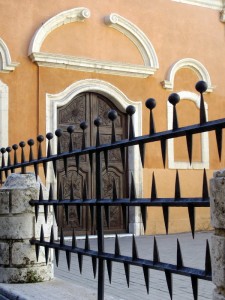 tra le sbarre..particolare della chiesetta di Sant’Efisio