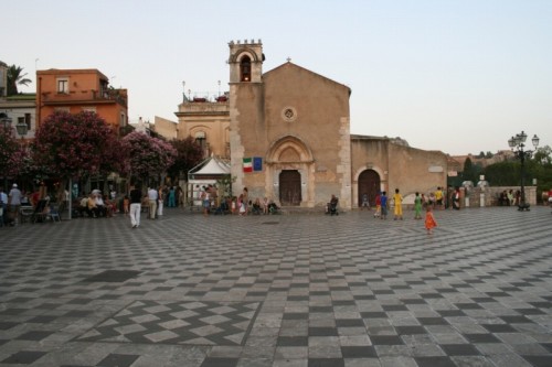 Taormina - Chiesa in piazza nella stupenda Taormina 